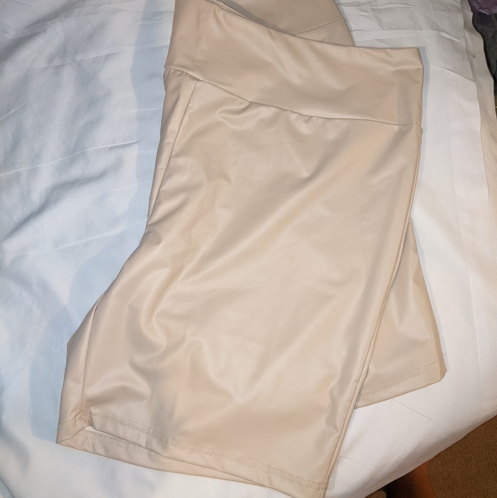 Women's Faux Leather Shorts SheIn 3X Beige/Ivory